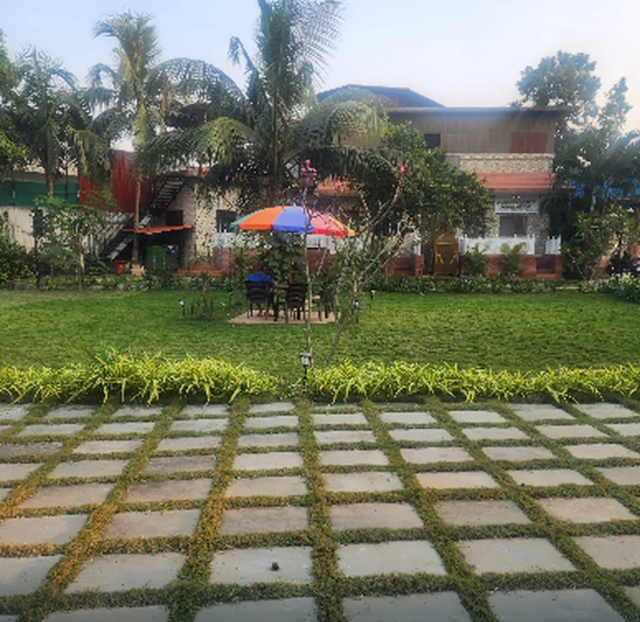 Green garden and outdoor surroundings shown in the centre gallery